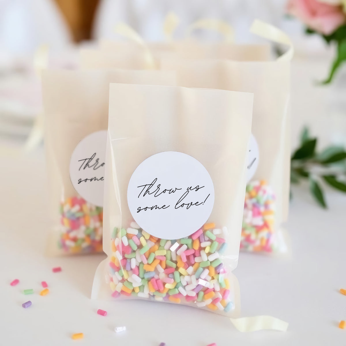 Round wedding confetti bag stickers with ‘Toss for the Newlyweds’ text – minimalist wedding favor labels for confetti packets