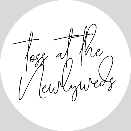 Round wedding confetti bag stickers with ‘Toss for the Newlyweds’ text – minimalist wedding favor labels for confetti packets